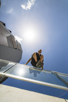 Junger Mann beim Parkour in der Stadt - MGIF00005