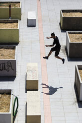 Mann bei der Ausübung der Parkour-Disziplin in der Stadt - MGIF00009