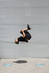 Mann bei der Ausübung der Parkour-Disziplin in der Stadt - MGIF00011