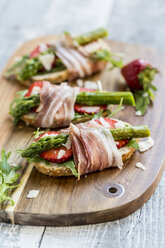 Baguette mit Erdbeeren, Rucola, Spargel, Pecorinoflocken und Speck - SARF03337