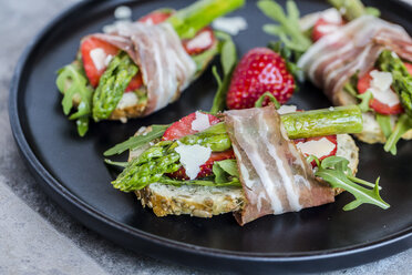 Baguette mit Erdbeeren, Rucola, Spargel, Pecorinoflocken und Speck - SARF03338