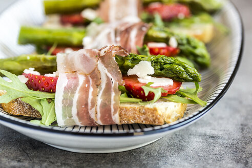 Baguette mit Erdbeeren, Rucola, Spargel, Pecorinoflocken und Speck - SARF03339