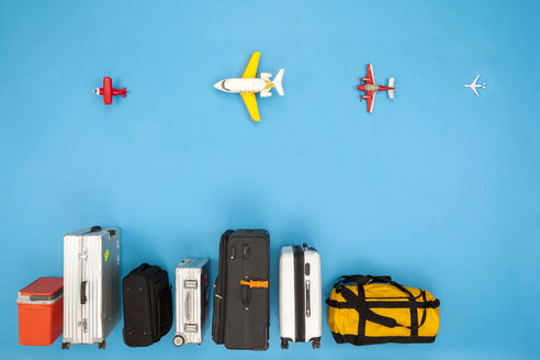 Row of luggage with airplanes - BAEF01379