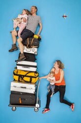 Familie mit Gepäckwagen eilt zur Abfahrt - BAEF01396