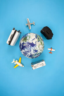 Koffer und Flugzeuge, die um den Globus fliegen - BAEF01509