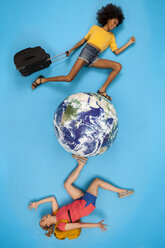 Zwei Frauen mit Gepäck, die um den Globus laufen - BAEF01516