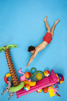 Mann hat Spaß im Urlaub, springt ins Wasser - BAEF01517