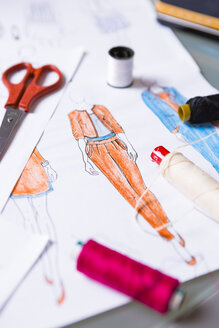 Skizzen eines Modedesigners auf einem Arbeitstisch - MGIF00055