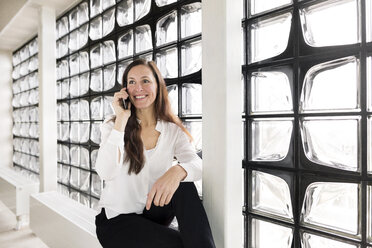 Portrait of smiling businesswoman on the phone - DMOF00022