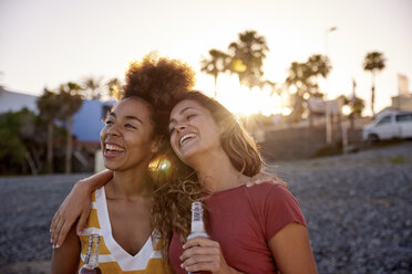 Zwei beste Freunde haben Spaß am Strand - PACF00035