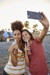 Zwei beste Freunde machen ein Selfie am Strand - PACF00044