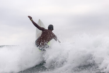 Rückenansicht eines Surfers auf einer Welle - KNTF00865