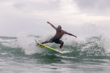 Surfer auf einer Welle - KNTF00866