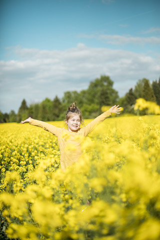 Unbekümmertes Mädchen im Rapsfeld, lizenzfreies Stockfoto