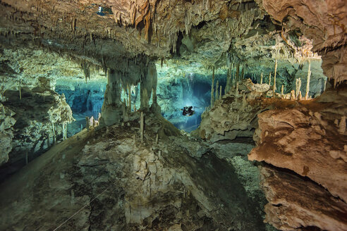 Mexiko, Yucatan, Höhlentaucher bei der Erkundung des Cenoten-Systems Dos Pisos - YRF00162