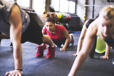 Group of young people exercising in gym - HAPF01802