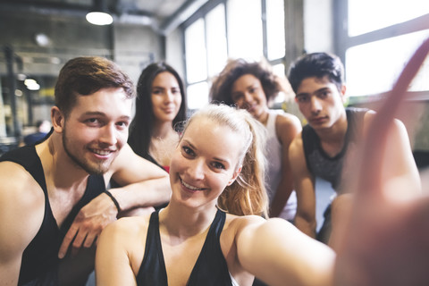 Eine Gruppe junger Leute posiert für ein Selfie in einer Turnhalle, lizenzfreies Stockfoto