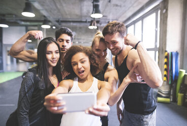 Eine Gruppe junger Leute posiert für ein Selfie in einer Turnhalle - HAPF01854