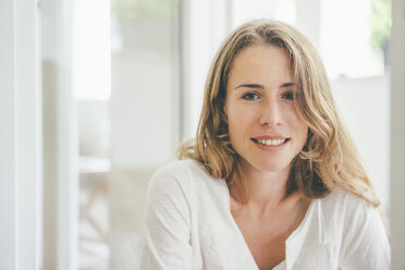 Portrait of smiling young woman - KNSF01637