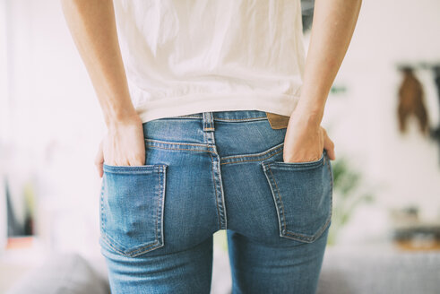 Rückansicht einer jungen Frau in Jeans - KNSF01653
