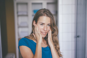 Portrait of smiling young woman - KNSF01660