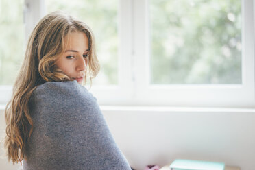 Porträt einer in eine Decke gehüllten jungen Frau - KNSF01668