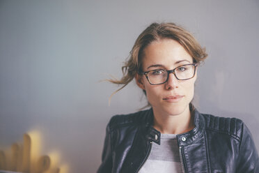 Porträt einer jungen Frau mit Brille und Lederjacke - KNSF01673