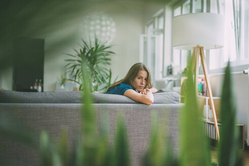 Porträt einer jungen Frau, die sich zu Hause entspannt - KNSF01674