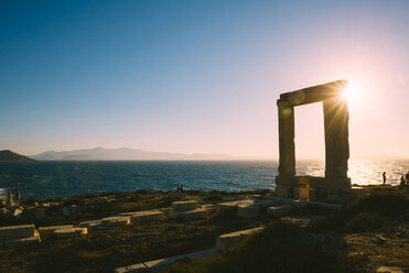 Griechenland, Kykladen, Naxos, Tor zum Apollo-Tempel bei Sonnenuntergang - GEMF01703