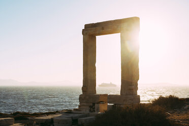 Griechenland, Kykladen, Naxos, Tor zum Apollo-Tempel bei Sonnenuntergang - GEMF01707