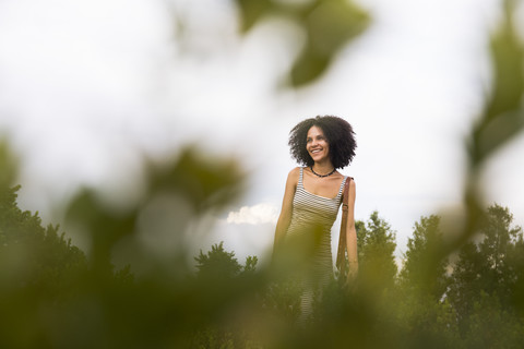 Lächelnde Frau in der Natur, lizenzfreies Stockfoto