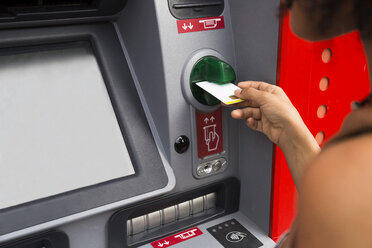 Frau drückt Kreditkarte am Geldautomaten, Teilansicht - ABZF02163