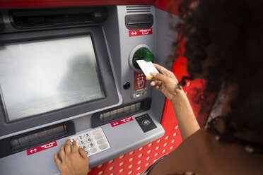 Frau schiebt Kreditkarte am Geldautomaten - ABZF02166