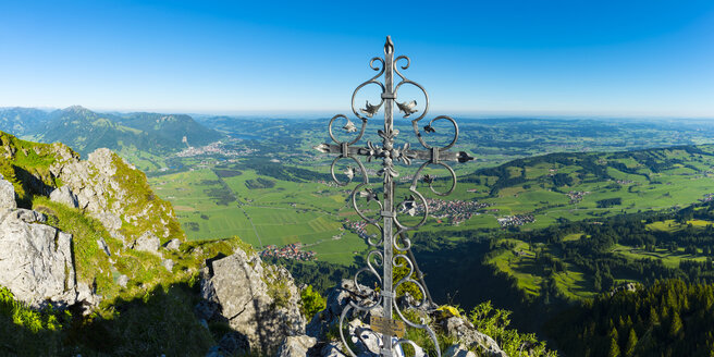 Deutschland, Bayern, Gipfelkreuz am Grünten, Illertal - WGF01098