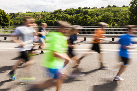 Deutschland, Baden-Württemberg, Stuttgart, Läufer in Bewegung beim Halbmarathon, lizenzfreies Stockfoto