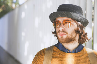 Portrait of bearded young man wearing hat and sunglasses - RTBF00933