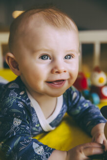 Porträt eines glücklichen kleinen Jungen in seinem Kinderbett - MFF03677