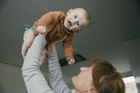 Großmutter hebt Baby zu Hause hoch - MFF03679