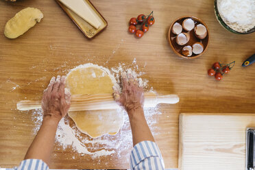 Woman preparing dough for ravioli, top view - JRFF01399