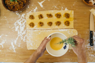 Woman preparing fresh ravioli, partial view - JRFF01403