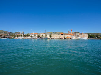 Kroatien, Dalmatien, Trogir, Altstadt, Riva Promenade und Palazzo - AMF05406