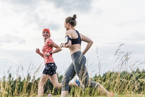 Zwei Frauen laufen auf dem Lande, lizenzfreies Stockfoto