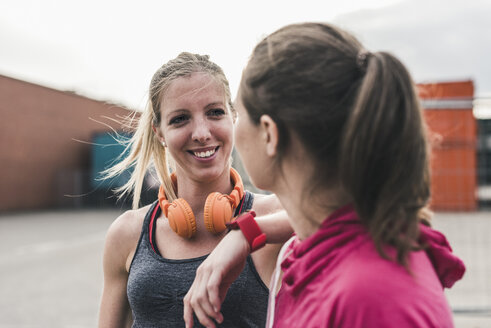 Zwei Frauen, die eine Pause vom Sport machen - UUF10928