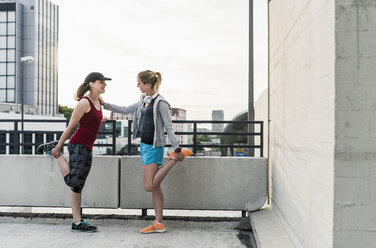 Zwei aktive Frauen beim Stretching in der Stadt - UUF10939