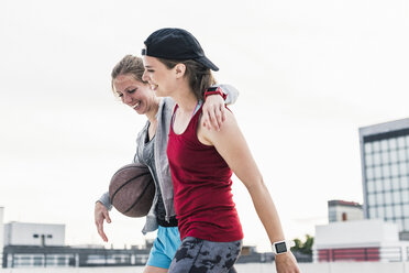 Zwei glückliche Frauen mit Basketball in der Stadt - UUF10943