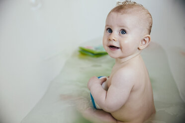 Porträt eines kleinen Jungen in einer Badewanne - MFF03685