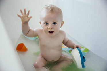 Porträt eines kleinen Jungen in einer Badewanne - MFF03686