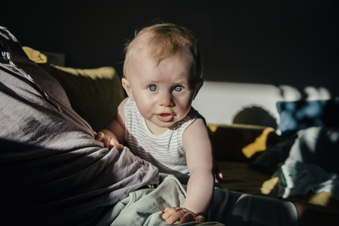 Porträt eines kleinen Jungen auf der Couch, lizenzfreies Stockfoto