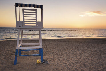 Spanien, Teneriffa, leerer Wärterturm am Strand bei Sonnenuntergang - DHCF00083