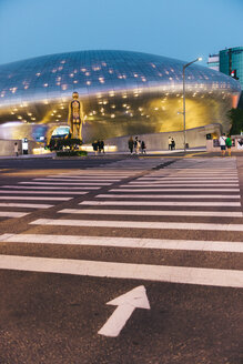 Südkorea, Seoul, Dongdaemun Design Plaza bei Nacht - GEMF01712